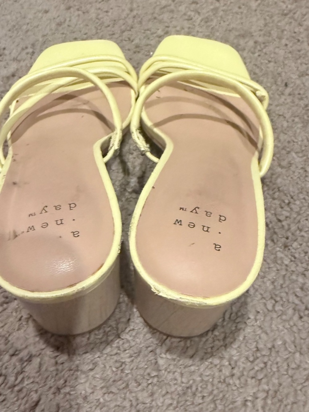👠 - Picture 3 of 3